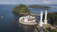 Foto udara Masjid Terapung Samudera Ilahi di Pantai Carocok, Kabupaten Pesisir Selatan, Sumatera Barat, Kamis (29/6/2023). 