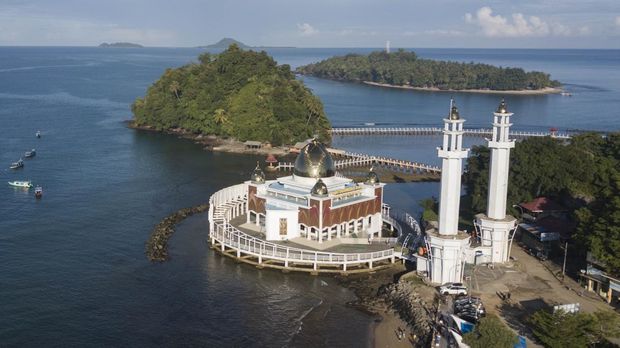 Foto udara Masjid Terapung Samudera Ilahi di Pantai Carocok, Kabupaten Pesisir Selatan, Sumatera Barat, Kamis (29/6/2023). Masjid yang memiliki luas 1.795 berada di kawasan wisata Pantai Carocok dan juga sebagai pusat informasi kebudayaan Islam. ANTARA FOTO/ Fakhri Hermansyah/hp.