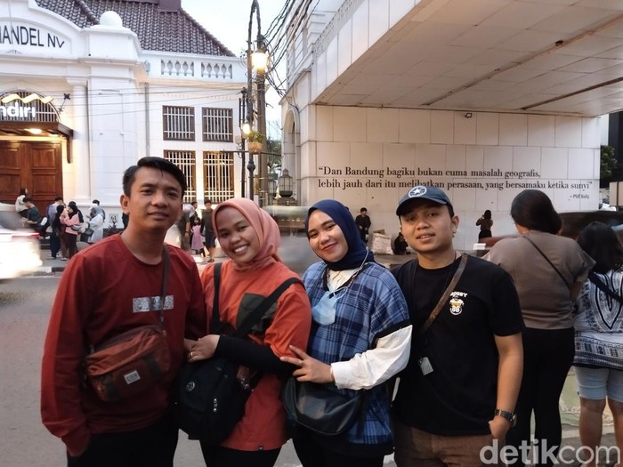 Wisatawan menikmati suasana Kota Bandung.