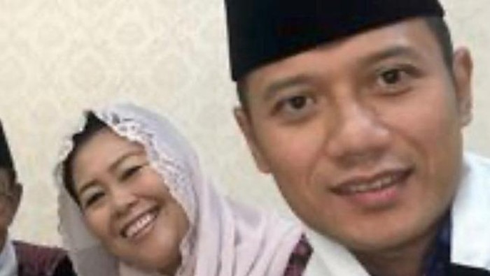Yenny Wahid posting foto selfie bersama AHY.
