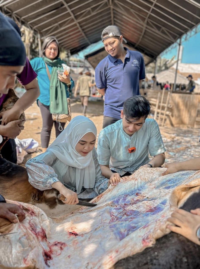 10 Potret Artis Rayakan Idul Adha, Makan Bareng dan Bagi-bagi Daging Kurban 10 Potret Artis Rayakan Idul Adha, Makan Bareng dan Bagi-bagi Daging Kurban
