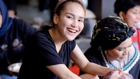 Momen Idul Adha keluarga Ayu Ting Ting juga meriah. Ia ikut memotong sendiri daging-daging sapi yang akan dibagikan. Kenalin tukang daging Depok nih, katanya di keterangan foto.