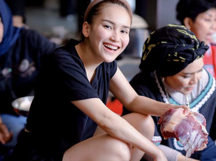 10 Potret Artis Rayakan Idul Adha, Makan Bareng dan Bagi-bagi Daging Kurban