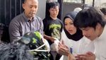 10 Potret Artis Rayakan Idul Adha, Makan Bareng dan Bagi-bagi Daging Kurban