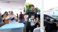 Raffi Ahmad turun langsung menyembelih hewan kurbannya. Ia menggunakan peralatan memadai dan ditemani oleh Rayyanza yang menyemangatinya.