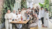 Inilah keramaian dan keakraban keluarga Ashanty rayakan Idul Adha bersama keluarga Halilintar dan Lemos. Mereka kompak menikmati makanan enak bersama.