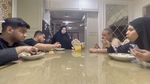 10 Potret Artis Rayakan Idul Adha, Makan Bareng dan Bagi-bagi Daging Kurban
