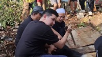 Seperti Raffi Ahmad, Haykal Kamil juga memotong hewan kurban sendiri. Ia mengaku sangat grogi, tapi berakhir berhasil memotong kurban.