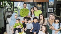 Adik Raffi Ahmad, Nisya Ahmad membagikan momen kumpul dan makan bersama di rumah sang ibu, Amy Qanita. Idul Adha sekaligus jadi momen berkualitas bagi mereka.
