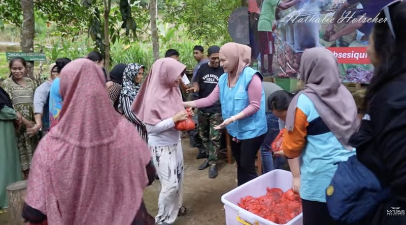 10 Potret Artis Rayakan Idul Adha, Makan Bareng dan Bagi-bagi Daging Kurban