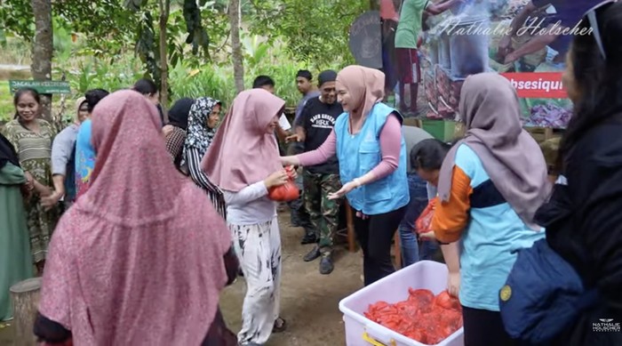 10 Potret Artis Rayakan Idul Adha, Makan Bareng dan Bagi-bagi Daging Kurban 10 Potret Artis Rayakan Idul Adha, Makan Bareng dan Bagi-bagi Daging Kurban