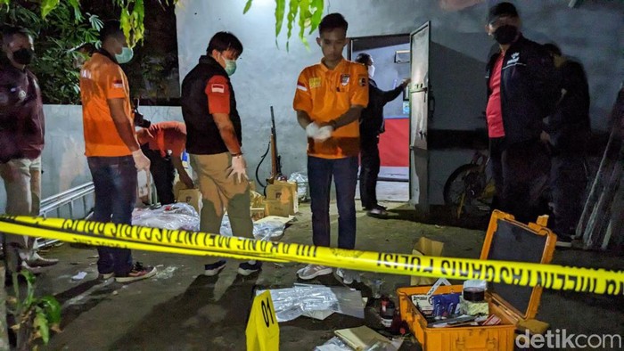 Pembunuhan di Ngantru Tulungagung menewaskan pasutri bos kolam renang. Keduanya ditemukan meninggal dengan luka bekas jeratan di leher di ruang karaoke pribadi.