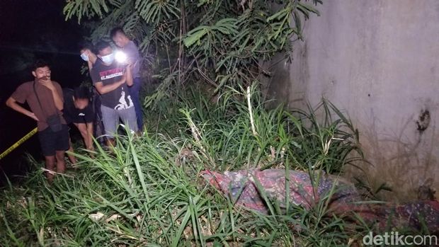 Sosok mayat pria ditemukan di tol Ngawi, Jawa Timur. Mayat yang terbungkus karpet itu dalam kondisi telanjang dan tangan terikat. Belum diketahui identitasnya.