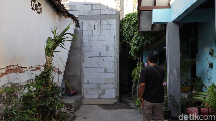 Penembokan gang di Jalan Gajah Mada, Ponorogo menghebohkan warga setempat. Robi yang melakukan penembokan itu mengungkapkan alasannya melakukan hal tersebut.