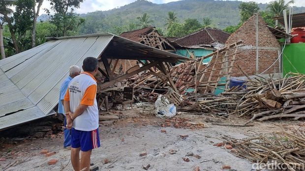 Gempa bumi terjadi di Bantul, Yogyakarta pada 30 Juni 2023 malam. Satu warga meninggal dunia dan banyak bangunan mengalami kerusakan.