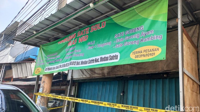 Seorang anak membunuh ayahnya di Bekasi, Jawa Barat. Korban yang merupakan tukang sate ditemukan tewas di warung sate miliknya. Ini identitas dan motif pelaku.
