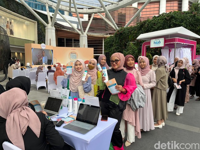 Setelah sukses audisi Jabodetabek dan Surabaya, audisi kota ketiga Emeron Hijab Hunt 2023 sukses digelar pada Sabtu, 1 Juli 2023 di Lobby Plaza Trans Studio Mall, Bandung pukul 16.00 WIB. Terlihat suasana antre pada saat para peserta sedang berada di meja registrasi. Foto: Gresnia/Wolipop.