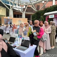 Setelah sukses audisi Jabodetabek dan Surabaya, audisi kota ketiga Emeron Hijab Hunt 2023 sukses digelar pada Sabtu, 1 Juli 2023 di Lobby Plaza Trans Studio Mall, Bandung pukul 16.00 WIB. Terlihat suasana antre pada saat para peserta sedang berada di meja registrasi. Foto: Gresnia/Wolipop.