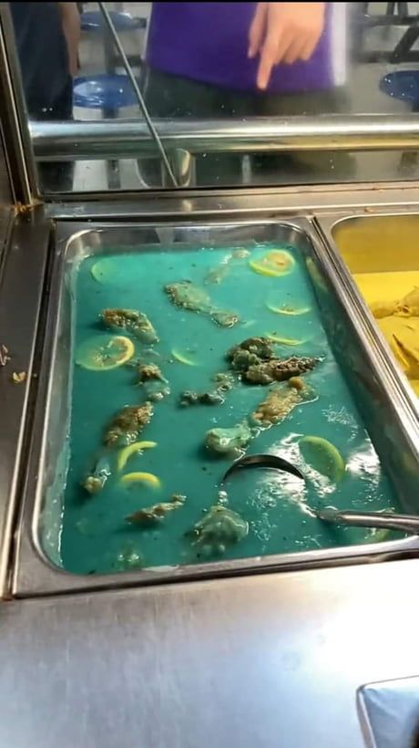 Hidangan ayam nyeleneh pakai saus biru dan irisan lemon