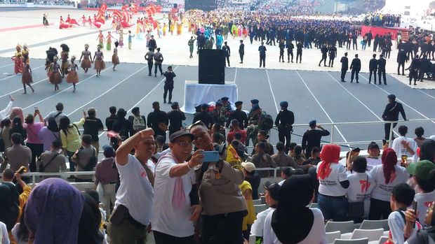 Bahagianya warga ikuti puncak Hari Bhayangkara ke-77 di GBK (Rumondang/detikcom)