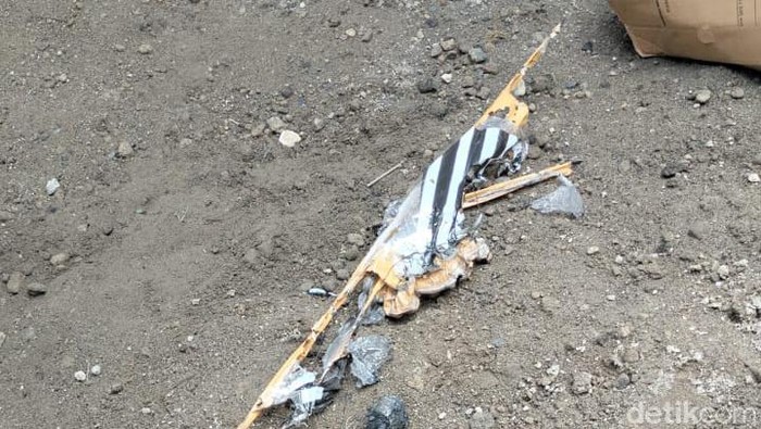 Balon udara nyaris bikin rumah warga Kediri terbakar.