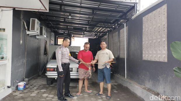 Balon udara nyaris bikin rumah warga Kediri terbakar.