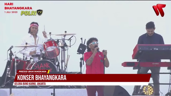 Band Slank meramaikan Syukuran Hari Bhayangkara ke-77 yang digelar di Stadion GBK, Jakarta. Saat manggung, Slank mempersembahkan lagu spesial untuk Polri. (YouTube Polri Tv)