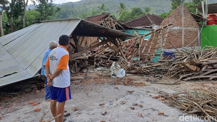 Bangunan rumah Katimin (83) di Dusun Karakan, Desa Dlepih, Kecamatan Tirtomoyo, Wonogiri yang rusak terdampak gempa Bantul, Sabtu (7/1/2023).