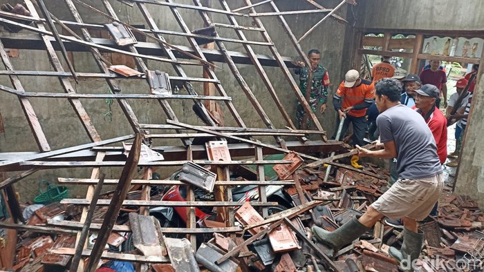 Bangunan rusak terdampak gempa bantul di Trenggalek.