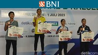 Berlian pun naik podium tertinggi sebagai juara, sedangkan Divya harus puas dengan predikat runner-up. Fadiah Melati Taopan dan Yulita Herlinda Ningtyas menemani mereka sebagai semifinalis. Foto: Rifqi Ardita W/detikcom
