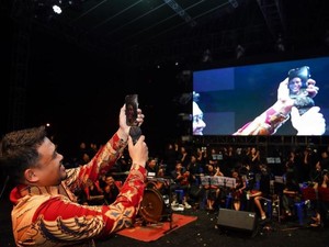 Bobby Video Call Jokowi Saat Acara di Sibolangit, Warga Histeris