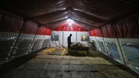 Relawan membangun tenda darurat pascagempa magnitudo 6,4 di Pacarejo, Gunungkidul, DI Yogyakarta. Warga memilih tidur di tenda darurat untuk sementara karena rumah yang rusak serta takut terjadi gempa susulan. ANTARA FOTO/Hendra Nurdiyansyah