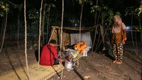 Beberapa warga bahkan membangun tenda sendiri pascagempa di Pacarejo, Gunungkidul. ANTARA FOTO/Hendra Nurdiyansyah