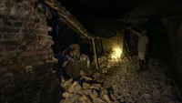 Warga menunjukkan rumah yang roboh di Buruhan, Tirtosari, Kretek, Bantul, DI Yogyakarta, Jumat (30/6/2023). ANTARA FOTO/Hendra Nurdiyansyah.