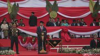 Foto-foto Jokowi Jadi Inspektur Upacara Di HUT Bhayangkara Ke-77