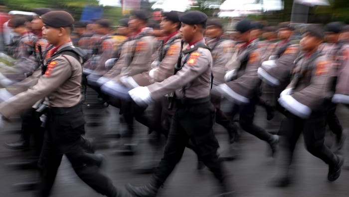 Momen peringatan Hari Bhayangkara dilakukan setiap 1 Juli. Berikut foto-foto rangkaian acara peringatan tersebut di berbagai wilayah Indonesia.