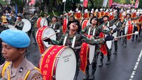 Marching band Prasetya Haprabu Polda Bali melakukan atraksi saat parade. ANTARA FOTO/Nyoman Hendra Wibowo