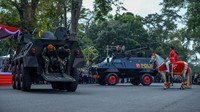 Anggota Brimob Polda Jabar dan Kodam III Siliwangi mengoperasikan panser pada peringatan Hari Bhayangkara di Lapangan Gasibu, Bandung, Jawa Barat, Sabtu (1/7/2023). Polda Jawa Barat menggelar upacara peringatan Hari Bhayangkara ke-77 disertai dengan pameran alutsista yang menampilkan inovasi dari perlengkapan pengamanan kepolisian dan instansi terkait. ANTARA FOTO/Raisan Al Farisi