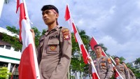 Di Pontianak, personel Polres Kubu Raya berbaris membawa panji-panji saat mengikuti pagelaran dalam rangka peringatan Hari Bhayangkara ke-77 di Kantor Gubernur Kalimantan Barat di Pontianak. ANTARA FOTO/Jessica Wuysang