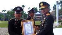 Kapolda Kalimantan Barat Irjen Pol Pipit Rismanto (kanan) memberikan penghargaan kepada personel Polres Kota Singkawang Aipda Muhammad Irvan (kiri) karena telah memberikan pelayanan sosial kepada masyarakat lansia di Singkawang saat upacara peringatan Hari Bhayangkara ke-77 di Kantor Gubernur Kalimantan Barat di Pontianak, Kalimantan Barat, Sabtu (1/7/2023). Acara tersebut bertajuk Polri presisi untuk negeri mengawal pemilu damai menuju Indonesia emas. ANTARA FOTO/Jessica Wuysang