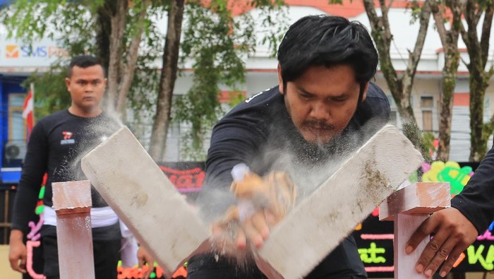 Foto-foto Peringatan HUT Bhayangkara ke-77 di Berbagai Wilayah Momen peringatan Hari Bhayangkara dilakukan setiap 1 Juli. Berikut foto-foto rangkaian acara peringatan tersebut di berbagai wilayah Indonesia.