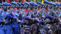 Dari Bali, sejumlah anggota Polairud Polda Bali mengikuti parade defile saat memperingati Hari Bhayangkara ke-77 di Denpasar, Bali, Sabtu (1/7/2023). ANTARA FOTO/Nyoman Hendra Wibowo