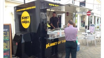 Lagi-lagi Planet of The Apes diplesetkan, kali ini jadi gerai crepes. Foto: Boredpanda  