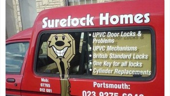 Layanan jasa kunci rumah yang terinspirasi dari judul film Sherlock Holmes. Foto: Boredpanda