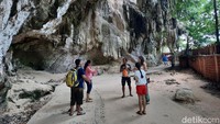 Untuk menuju ke gua tersebut, traveler cuma perlu berjalan kaki  melewati jalan setapak selama kurang lebih 10 menit dari Pantai Railay. Foto: Putu Intan/detikcom