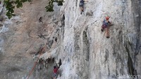 Selain didatangi untuk menaruh persembahan, gua ini juga menjadi lokasi panjat tebing. Foto: Putu Intan/detikcom
