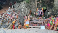 Dilansir dari Atlas Obscura, ada dua versi mengenai asal usul Phranang. Versi pertama mengatakan Phranang adalah putri India yang tewas dalam insiden kapal karam. Sementara versi kedua menyebutkan Phranang ialah istri dari nelayan yang hilang di laut. Dia setia menunggu sang suami pulang hingga meninggal di gua itu. Foto: Putu Intan/detikcom