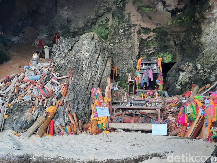 Penampakan Gua di Thailand yang Dipenuhi Patung Penis