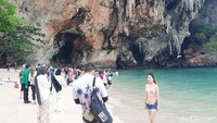 Gua Phranang termasuk destinasi yang jadi favoritnya wisatawan bila berlibur ke Krabi. Bila traveler mengambil paket wisata tur ke empat pulau, pasti akan mampir ke gua tersebut. Foto: Putu Intan/detikcom