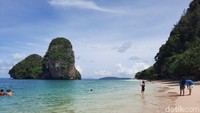 Setelah menyusuri jalan setapak, traveler akan menemukan pantai berpasir putih dan air laut berwarna biru kehijauan. Foto: Putu Intan/detikcom